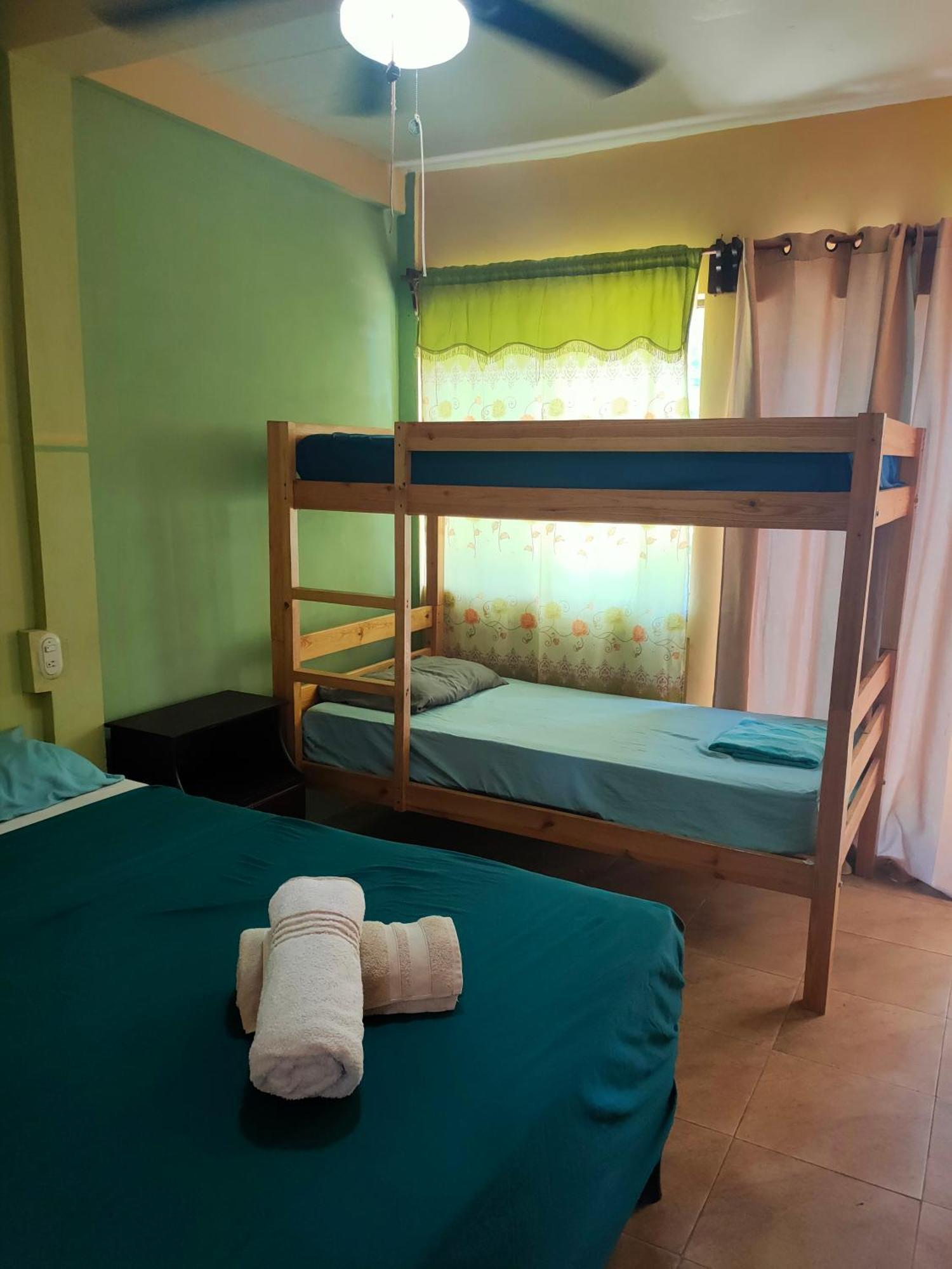 Guesthouse Island Escape South End Стая снимка